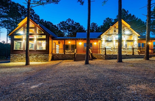 Lost Creek Lodge-Well Appointed Lodge, Pool Table, Bunk House, Hot Tub, Play Set