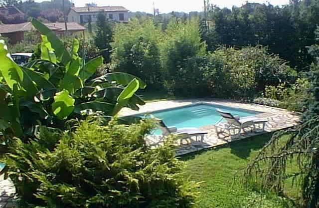 Lot /Cantal limit in wooded park charming apartment 4 people swimming pool.