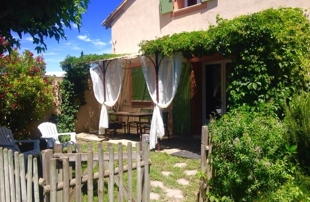 Lovely 2 to 4 person rental, private pool 5000m2, 12km from Avignon
