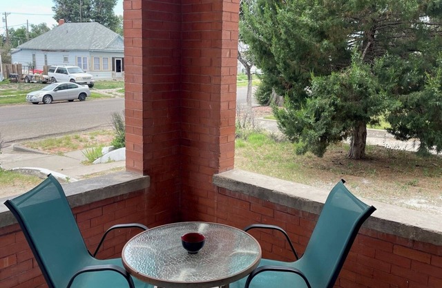 Lovely 1 bedroom suite in Historic La Junta home- cozy, clean & convenient stay