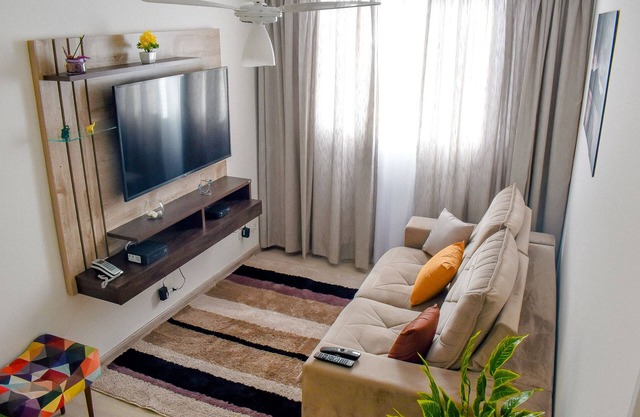 Lovely 2 bedroom condo with free parking