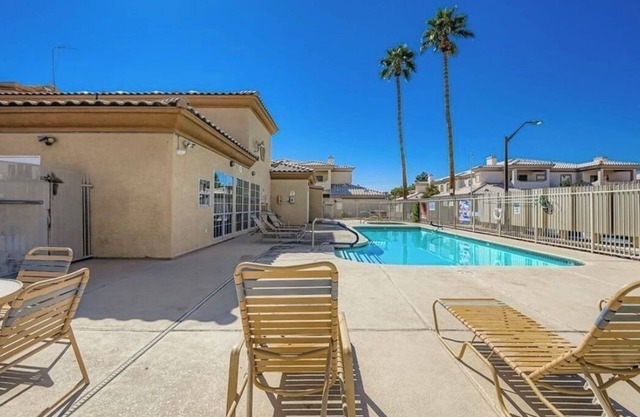 Lovely 2-bedroom condo with AC, fitness room in vibrant Las Vegas