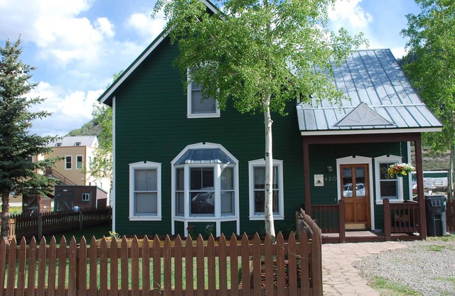 Lovely 2BR in Town. Two blocks from Elk. Steps from Free Ski Shuttle.