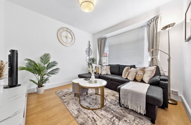 Lovely 3-bed house in Dartford. WiFi, free parking, garden near Blue Water &M25