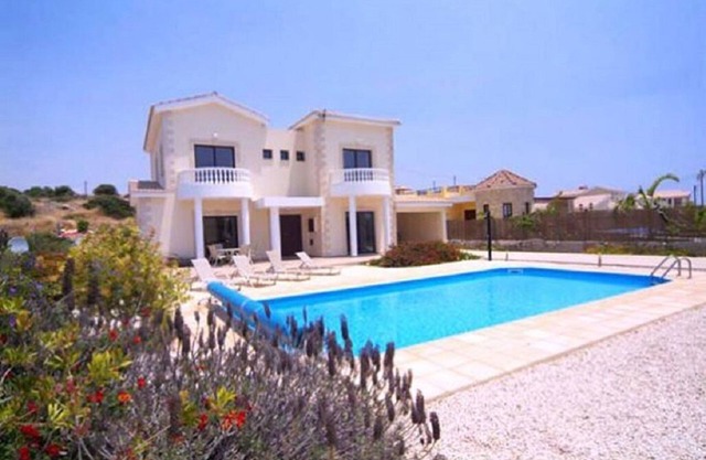 Lovely 3 bed villa with private pool in great location!
