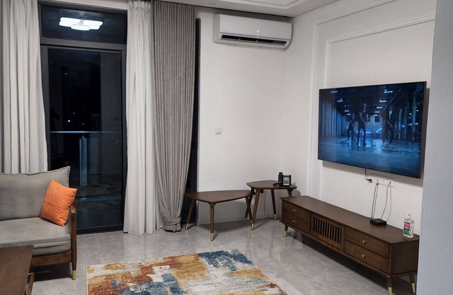 Lovely 3 Bedrooms, 3.5 bath Apartment with Pool/gym