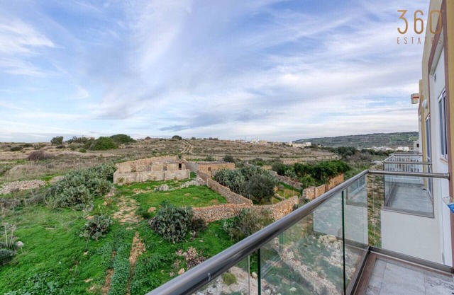 Lovely 3BR Apt w/Private Balcony & Views in Mgarr