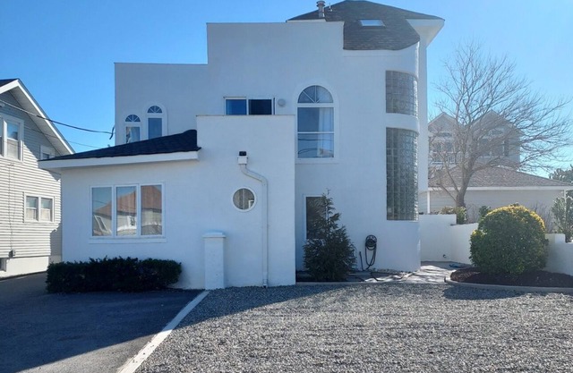 LOVELY 5 BR HOME W/ IN-GROUND HEATED POOL-PRIVATE BEACHnFAMILY & PET FRIENDLY!