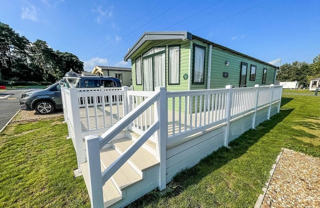 Lovely 6 berth caravan at Caldecott Hall Country Park, Norfolk ref 91010C
