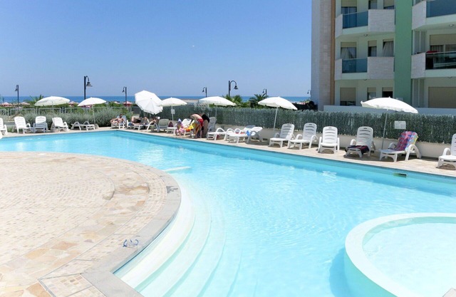 Lovely apartment for 5 guests with internet, A/C, pool, TV, terrace, pets allowed and parking