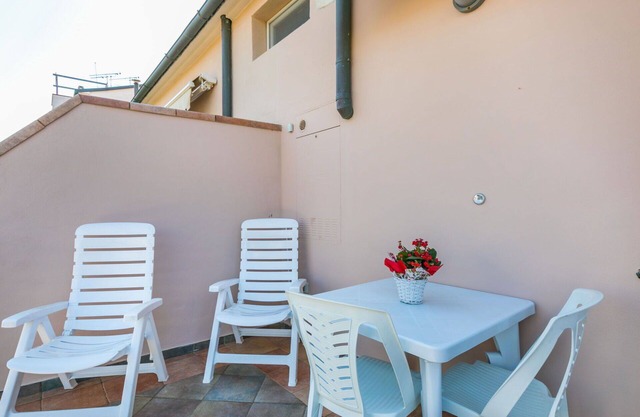 Lovely apartment for 6 people with WIFI, A/C, TV, balcony and parking