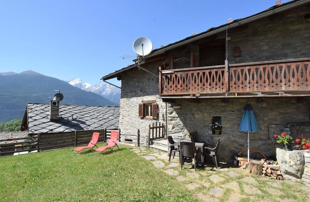 Lovely apartment for 5 guests with TV and pets allowed, close to Aosta
