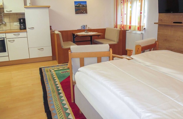 Lovely apartment for 2 people with WIFI, TV, pets allowed and parking
