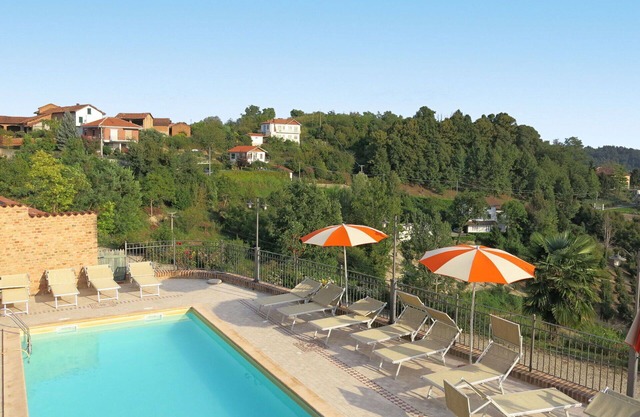 Lovely apartment for 3 people with WIFI, pool, A/C, TV, patio and pets allowed