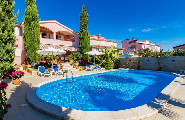 Lovely apartment for 4 guests with WIFI, pool, A/C, TV, balcony and pets allowed