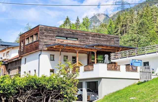 Lovely apartment for 5 people with WIFI, TV, patio, pets allowed and parking