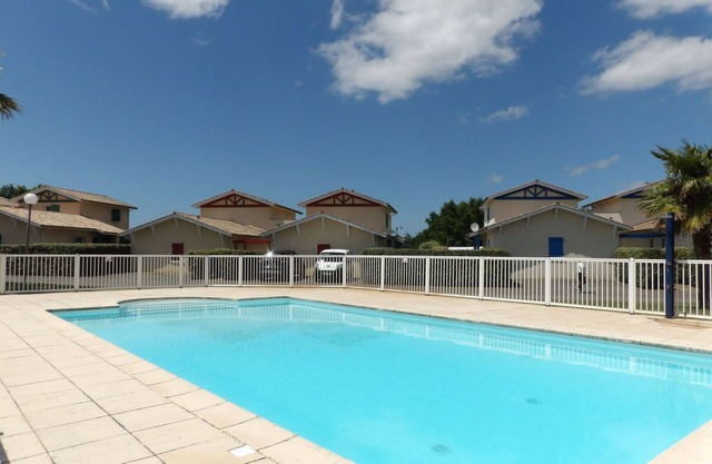 Lovely apartment for 5 guests with pool, WIFI, TV, terrace, pets allowed and parking