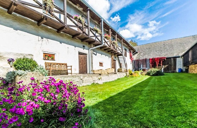 Lovely apartment in villa for 10 people with WIFI, pool, TV, pets allowed and parking