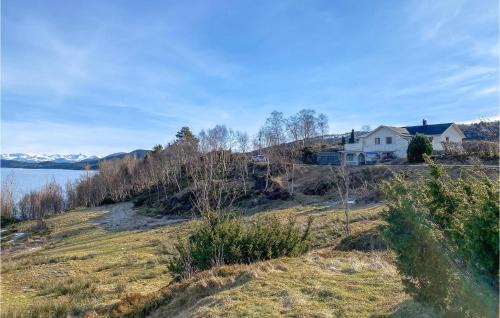 Lovely Apartment In Ellingsøy