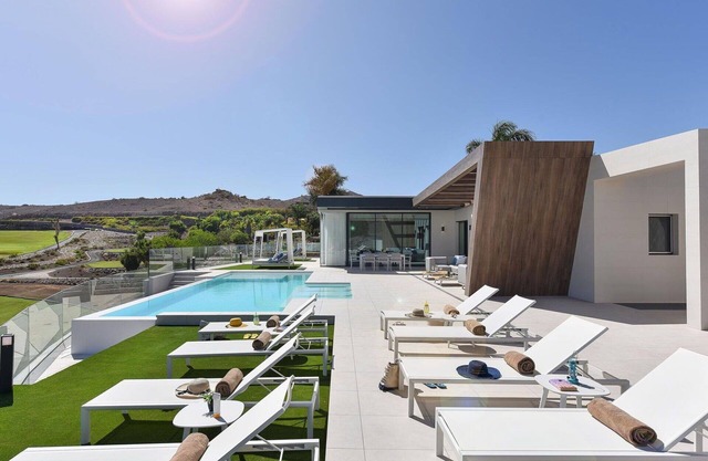 Lovely apartment in villa for 10 guests with A/C, private pool, WIFI, TV, terrace and pets allowed