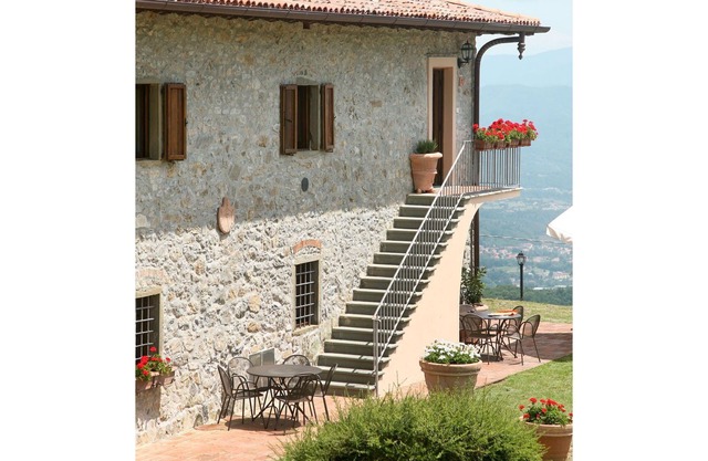 Lovely apartment in villa for 5 people with pool, WIFI, TV, patio, pets allowed and parking