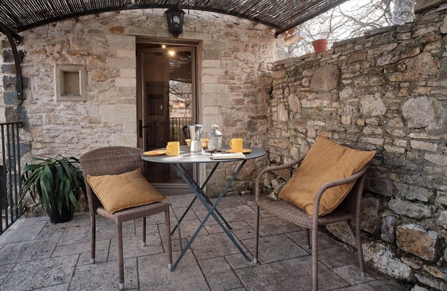 Lovely apartment in villa for 2 guests with A/C, WIFI, pool, TV, patio and pets allowed
