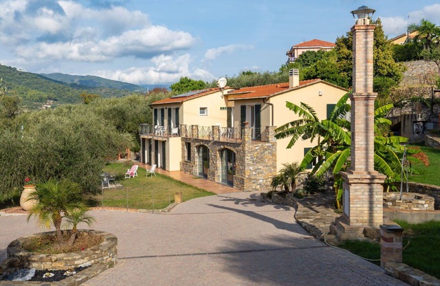 Lovely apartment in villa with WIFI, TV, patio, pets allowed, panoramic view and parking