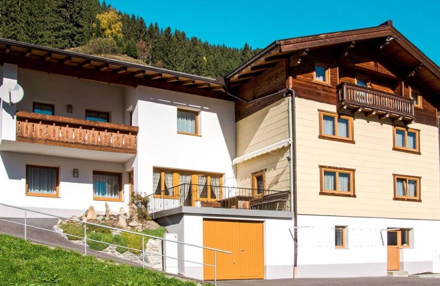 Lovely apartment in villa for 11 guests with WIFI, TV, balcony and parking