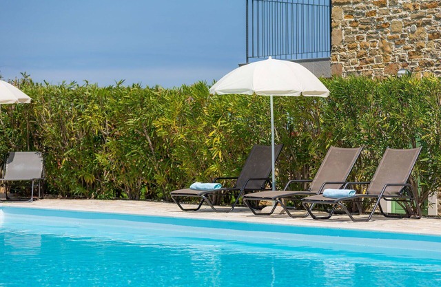 Lovely apartment in villa for 6 guests with A/C, pool, WIFI, TV, terrace and panoramic view