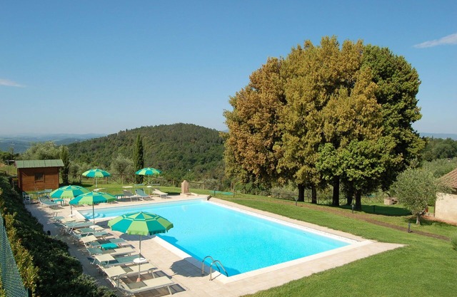 Lovely apartment with pool, WIFI, TV, patio, pets allowed and parking, close to San Gimignano