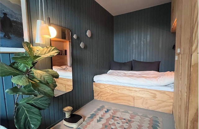 Lovely bright 3-bedroom with large balcony facing green courtyard