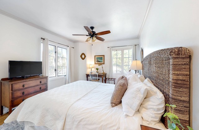 Lovely corner unit studio with patio & grill - 1 block to famed East Beach