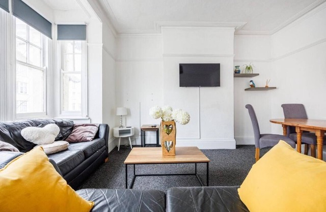 Lovely & Cozy 2BR City Centre Nr High St by Everhome Ltd