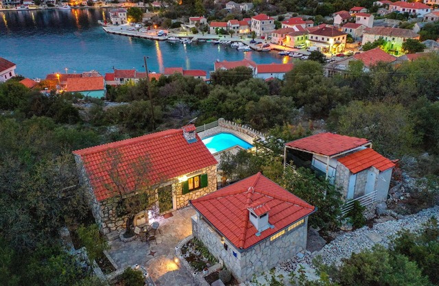 Lovely home in Drvenik Veliki