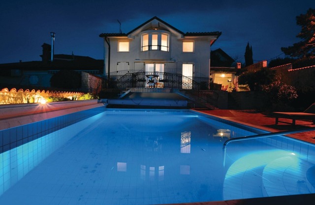 Lovely home in Izola with kitchen