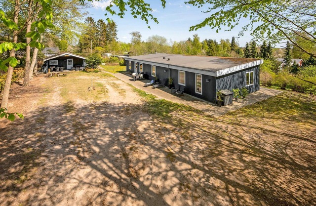 Lovely home in Rønde with WiFi