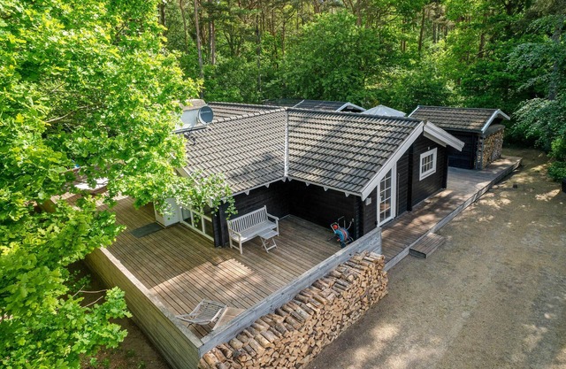 Lovely home in Rønde with kitchen