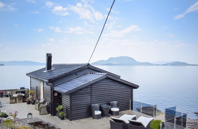 Lovely home in Skånevik