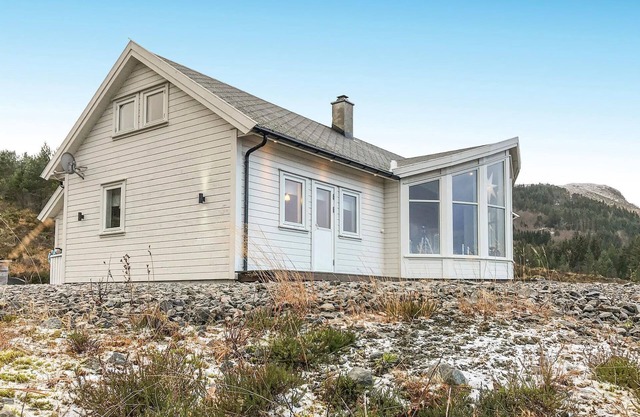 Lovely home in Stadlandet