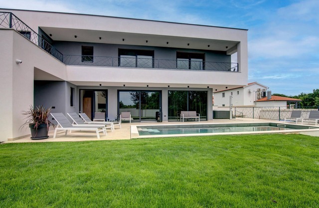 Lovely home in Stokovci