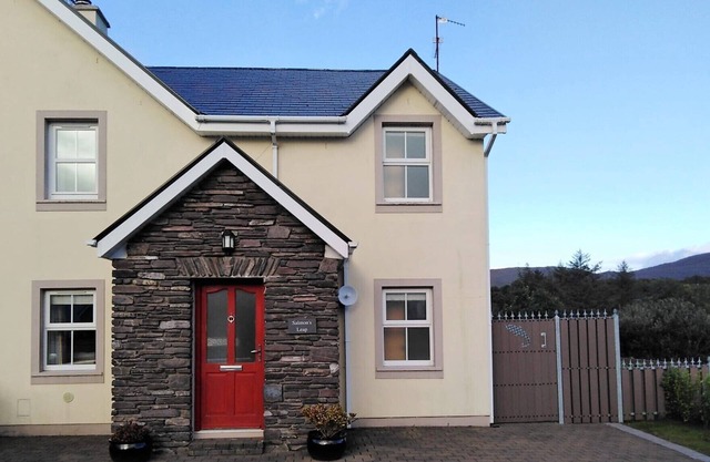 Lovely home just a 2 minute walk from Sneem village