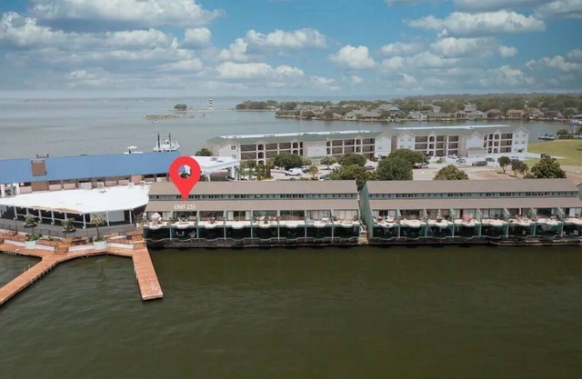 Lovely lakefront 2/2 condo, fish on balcony