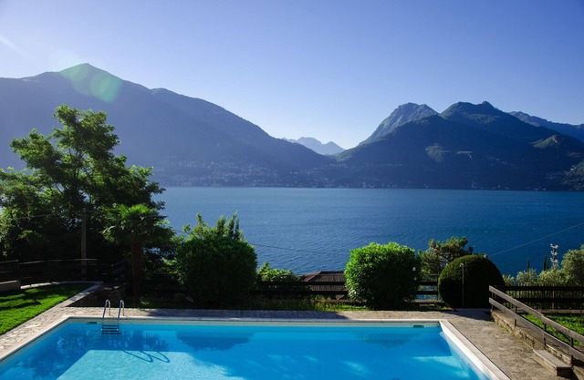 Lovely little house with beautiful lake view in residence with pool