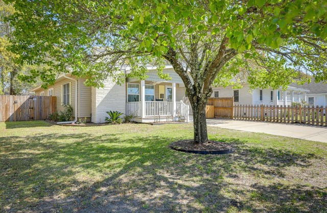 Lovely Morehead City Home with Fire Pit and Gas Grill