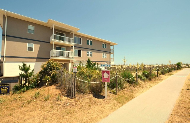 Lovely Ocean Front Condo In The Beachcomber!