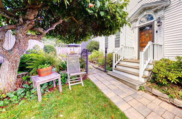 Lovely studio w/full kitchen/free WiFi- next to river/antique shops/restaurants