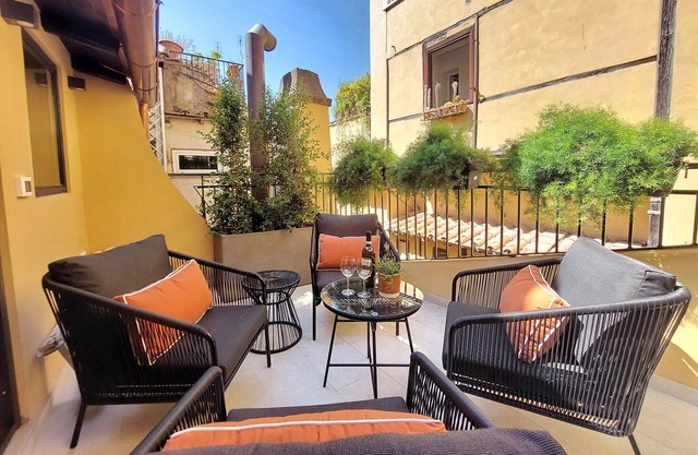 Lovely Terraced Apartment, Two Bath, Heart of Rome