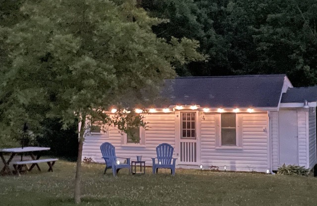 Lovely Two Bedroom Lake Erie Cottage near Strip and Beach - Pet Friendly