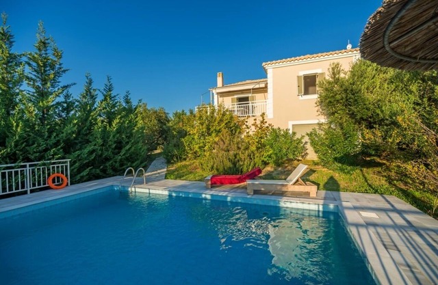 Lovely two bedroom house with private pool and great views