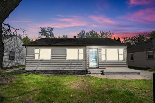 Lovely Updated 3 BR Home w Backyard Sleeps 6